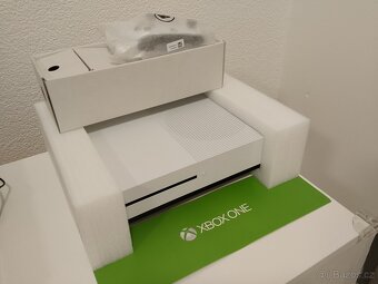 XBOX One S 1T  jako nový - 3
