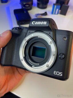 Canon EOS M50 + 3 objektivy + adaptéry + filtry + mikrofon – - 3