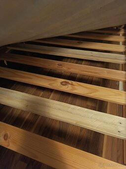 Kovová postel s matrací a dřevěným roštem - 3