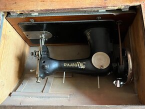 Starožitný min 80 let starý šlapací šicí stroj Minerva - 3