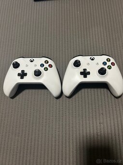 Xbox One S + 2 ovladače + kabely - 3
