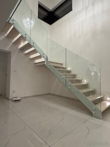 Designové ocelové schodiště, schody a skleněné zábradlí - 3