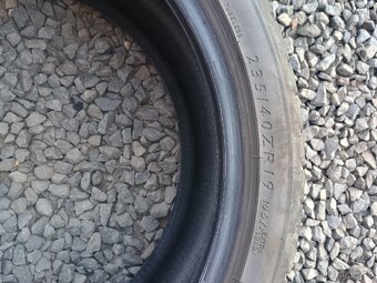 235/40 R19 - 3
