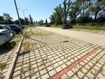 Prodej venkovního parkovacího stání v klidné části Milovic - 3