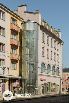 Obchodní dům s panoramatickým výtahem přímo na náměstí - 3