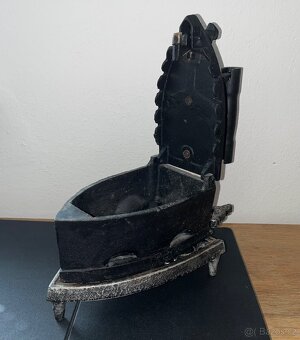 Starožitná litinová žehlička na uhlí s podložkou. - 3