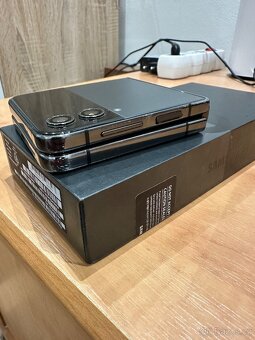 Samsung Z Flip4 - 3