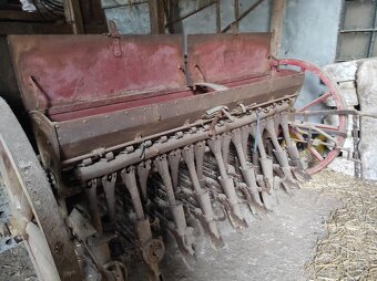 Historický secí stroj - 3