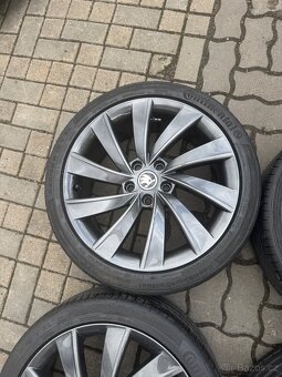 ORIGINÁL Alu Škoda TURBINE R18, 5x112 - TOP STAV, LETNÍ - 3