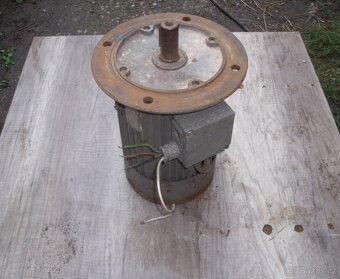 Univerzální sklíčidlo na soustruh  250mm. Elektromotor - 3