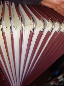 Opravář prodává  akordeon Weltmeister 120 basů - 3
