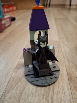 Lego DISNEY PRINCESS Pohádkový zámek Spící+ Locika - 3