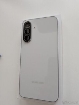Samsung Galaxy A56 šedý - 3