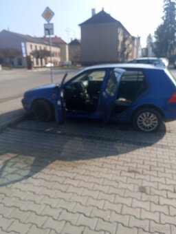 Prodám Volkswagen golf 4 , 1.4 na náhradní díly - 3