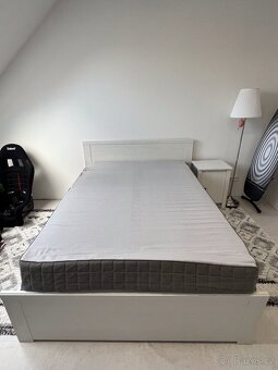 Postel IKEAs nočním stolkem, matrací a roštem - 3