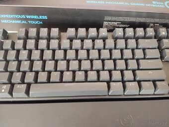 Podsvícená bezdrátová mechanická klávesnice GameSir GK300K - 3