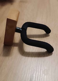 Prodám 2 nástěnné věšáky na kytary - 3