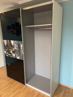 Velká šatní skříň s posuvnými dveřmi - 3