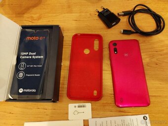 Mobilní telefon Motorola MOTO E6i červený (Electric Pink) - 3