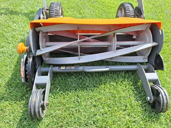 Vřetenová sekačka na trávu s košem Fiskars StaySharp™ Max - 3