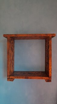 Masivní noční stolek/ polička s ,,patinou" - 3