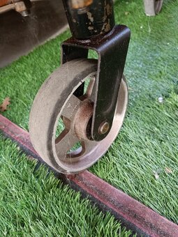 Pojízdné stojany na role koberců, PVC a pod. - 3