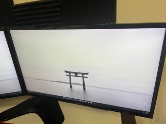 2x Samsung monitory společně s držákem - 3