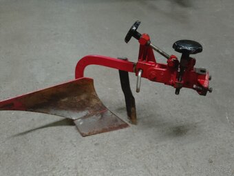 Vari jednostranný pluh pravý + nastavovací těleso NT3 - 3
