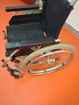 Starší invalidní vozík - 3