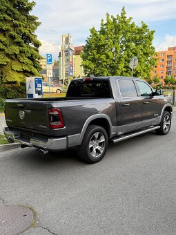 DODGE RAM Laramie 5.7 V8 HEMI—2020—KŮŽE—LED světla —95.000km - 3