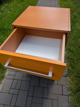 Skříňka oranžová - 3