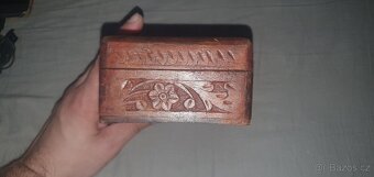 Vyřezávaná krabička dřevo vzor kytky - 3