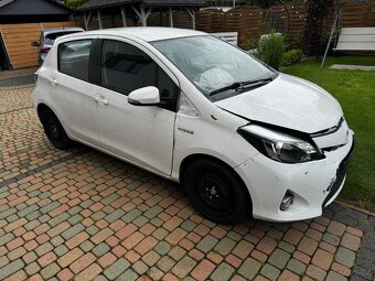 Toyota Yaris 1.5 Hybrid 55kw automat rok 2014 - 3