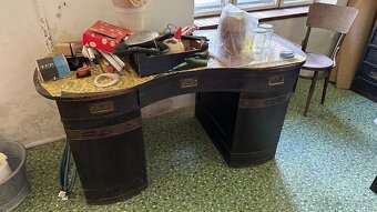 Starožitný nábytek - skříň, psací stůl a stolek - 3