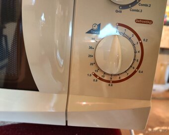 Starší plně funkční mikrovlnná trouba - 3