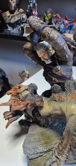 Witcher III Wild Hunt - socha Geralt Battling a Griffin - 3