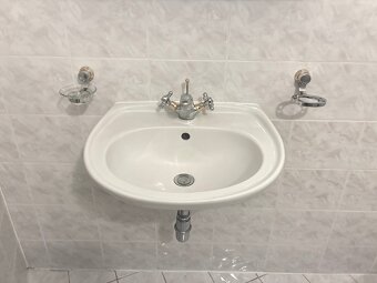 Umyvadlo s baterií a galerkou - 3