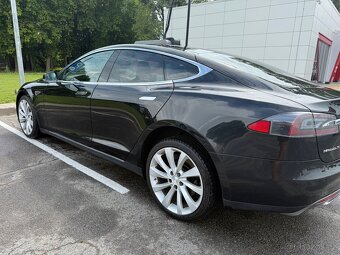 Tesla model S 85 free supercharger po repasu baterií - 3