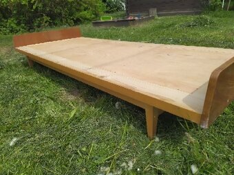 Prodám dřevěnou válendu 80x194 cm na nožičkách - 3