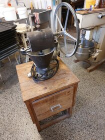 Historický mlýnek na strouhanku - 3