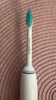 Philips Sonicare kartáček.Cena 700Kč - 3