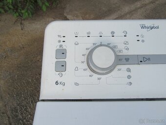 Nabízím pračku vrchní plnění Whirpool na 6 kg prádla. .Plně - 3