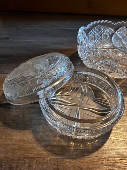 Sada broušeného skla – mísy, sklenice, dóza (celkem 7 ks) - 3