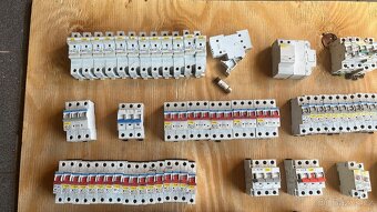 Jističe, pojistky, relé, stykače, proudové chrániče - různé - 3