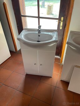 Umyvadla se skříňkami - 3
