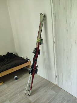 Lyže Blizzard 167cm s hůlkami. Jsou málo jeté široké hrany - 3