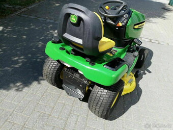Zahradní traktor John Deere X300 a mulčovací sekačka Xtra 42 - 3