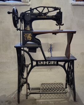 Historický šicí stroj SINGER - 3