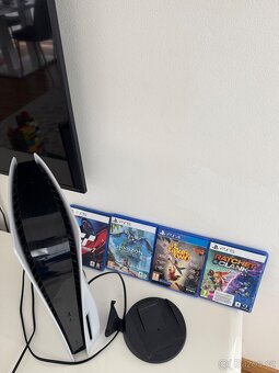 PS5 + 6 her + 2 ovladače – skvělý stav - 3