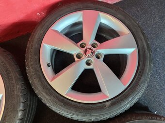 ALU disky originál Škoda 5x100 R17 s letními pneu 225/45 R17 - 3
